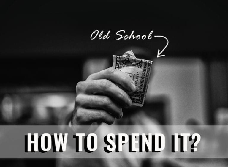 Uma mão segurando uma nota de dólar dobrada com “Old School” escrito aponta para ela, enquanto “HOW TO SPEND IT?” se estende pela parte de baixo. Esta imagem em preto e branco sussurra nostalgia, em contraste com hábitos modernos como cobrir despesas do dia a dia em cripto. 