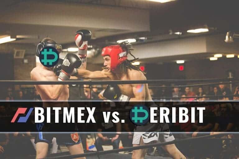 Dois pugilistas estão num ringue, em plena ação, usando protetores de cabeça com os logótipos da BitMEX e da Deribit sobrepostos nos seus rostos. A legenda "Bitmex versus Deribit" é exibida com destaque abaixo dos lutadores. O fundo mostra um local de boxe mal iluminado, adicionando intensidade ao confronto.  