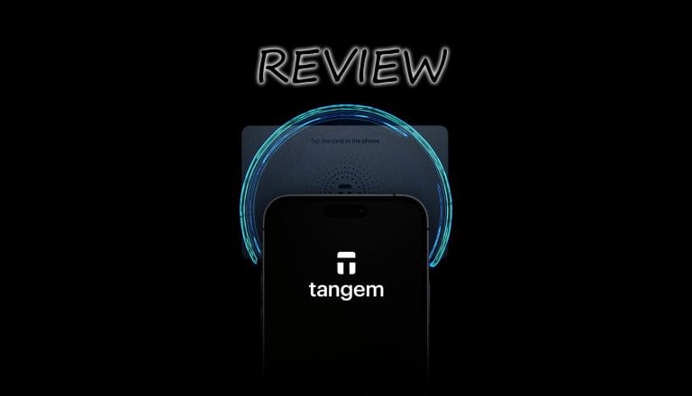 Uma tela de smartphone mostrando "tangem" aparece em frente a um cartão com contorno azul brilhante, enquanto as palavras "TANGEM WALLET REVIEW" se destacam em um fundo preto.